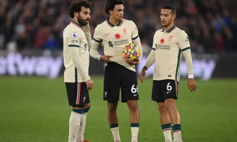 تياجو ألكانتارا رفقة أرنولد ومحمد صلاح - ليفربول (المصدر:Gettyimages)