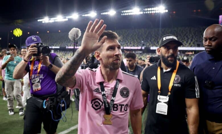 ليونيل ميسي - حارسه الشخصي ياسين تشويكو