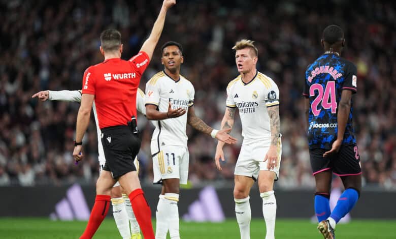 حكم مباراة ريال مدريد ضد إشبيلية يُنذر توني كروس