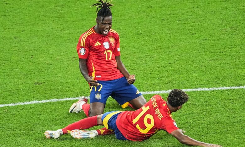 لامين يامال لاعب برشلونة - نيكو ويليامز