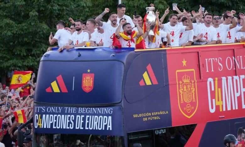 احتفال لاعبي إسبانيا مع الجماهير