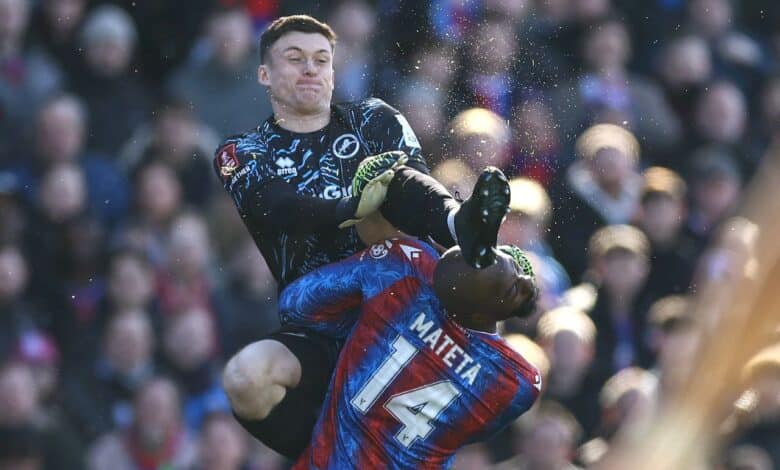 لحظة تدخل روبيرتس على جان فيليب ماتيتا - كريستال بالاس ضد ميلوول (المصدر:Gettyimages)