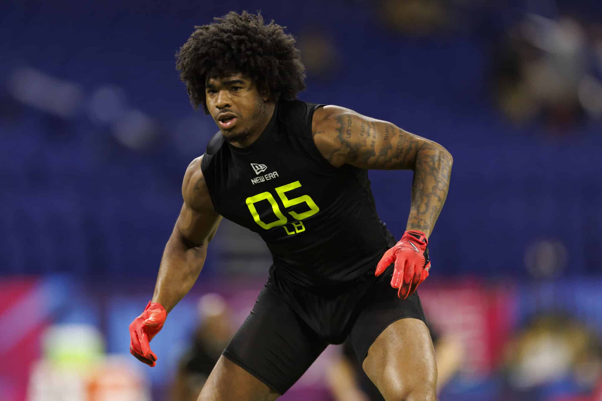 INDIANAPOLIS, INDIANA - FEBRUARY 27: Jihaad Campbell #LB05 of Alabama participates in a drill at Lucas Oil Stadium on February 27, 2025 in Indianapolis, Indiana.