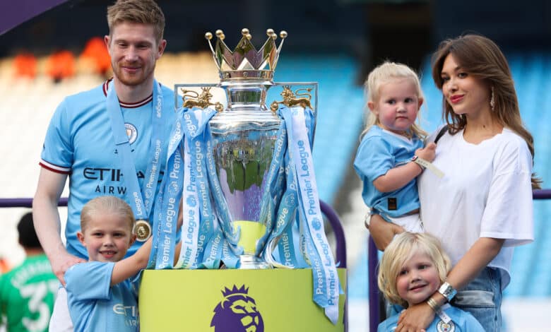 كيفين دي بروين وعائلته - مانشستر سيتي - الدوري الإنجليزي