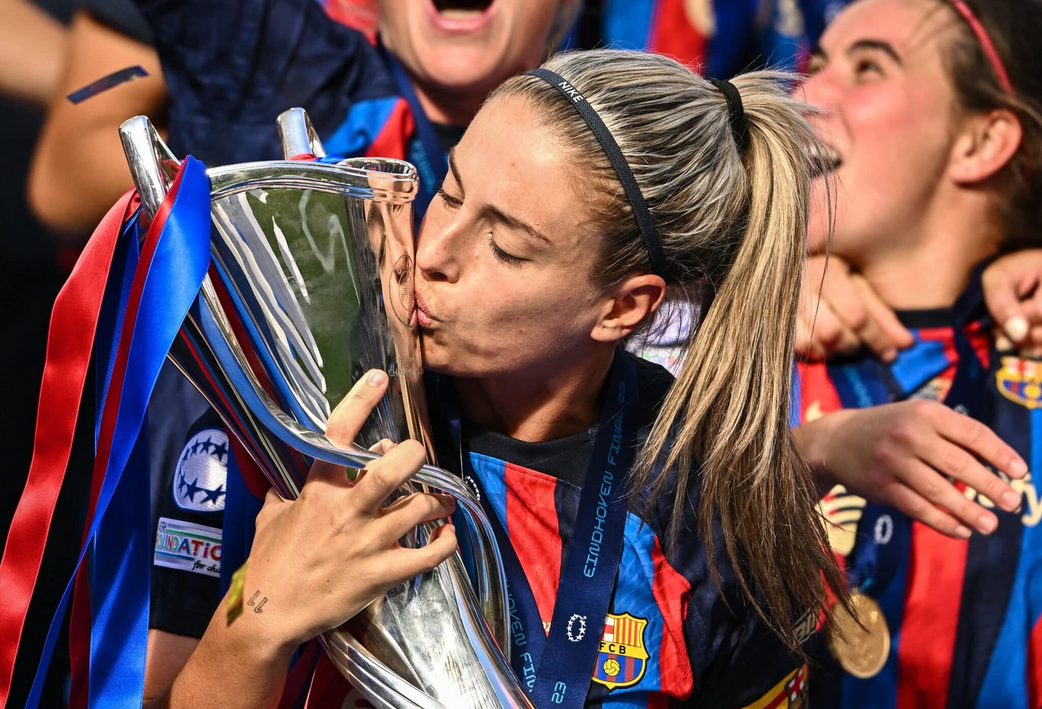 Alexia Putellas of FC Barcelona kisses the trophy after her side's victory in the UEFA Women's Champions League Final 2022/23 final match between FC Barcelona and Vfl Wolfsburg in the PSV Stadion on June 3, 2023 in Eindhoven, Netherlands.