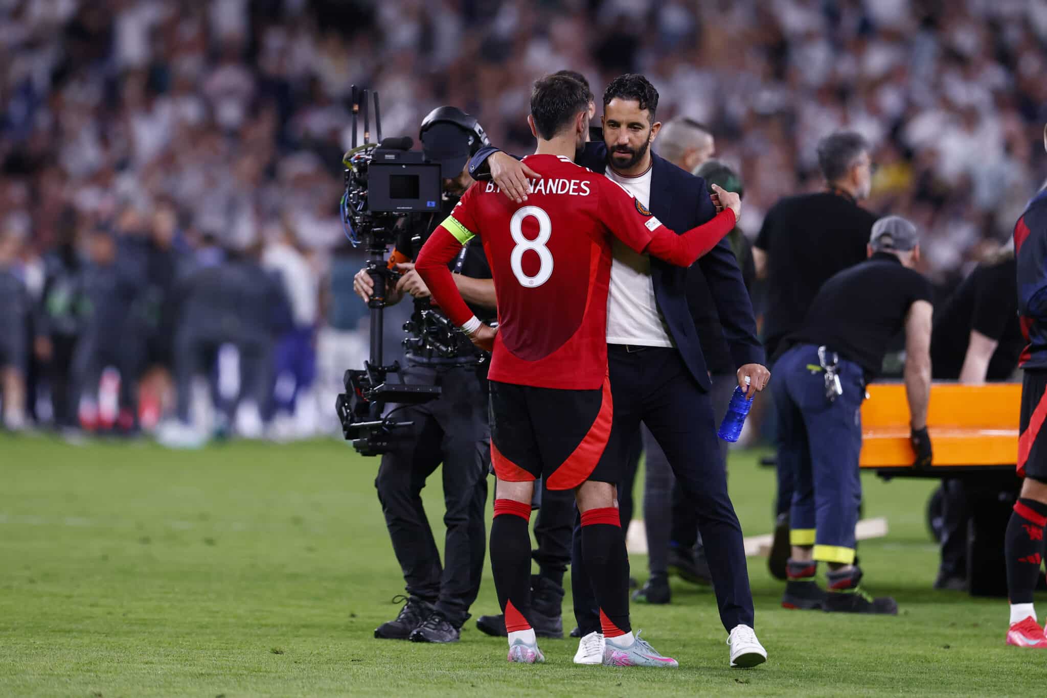 BILBAO, SPAIN - MAY 21: Ruben Amorim, head coach of Manchester United, hugs to Bruno Fernandes of Manchester United during the Final UEFA Europa League football match played between Tottenham Hotspur FC and Manchester United at San Mames stadium on May 21, 2025, in Bilbao, Vizcaya, Spain.