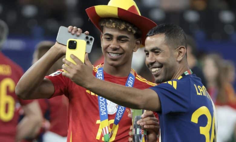 لامين يامال ووالده - المصدر: getty images