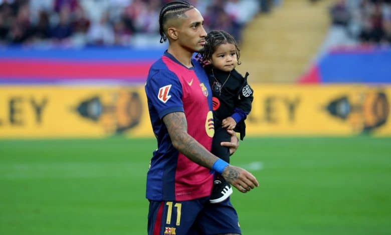 رافينيا دياز ونجله جايل - برشلونة - المصدر: gettyimages