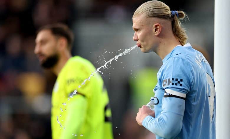 إيرلينج هالاند يبصق في ملعب كرة القدم - المصدر: gettyimages