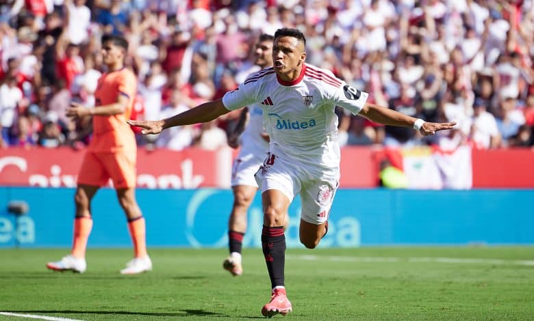 أليكسيس سانشيز لاعب إشبيلية.. المصدر (Getty images)