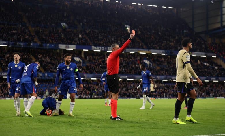 طرد رونالد أراوخو - برشلونة - تشيلسي - المصدر (Getty images)