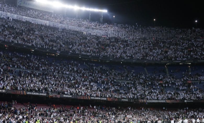 جماهير آينتراخت فرانكفورت في ملعب كامب نو 2022 - المصدر (Getty images)