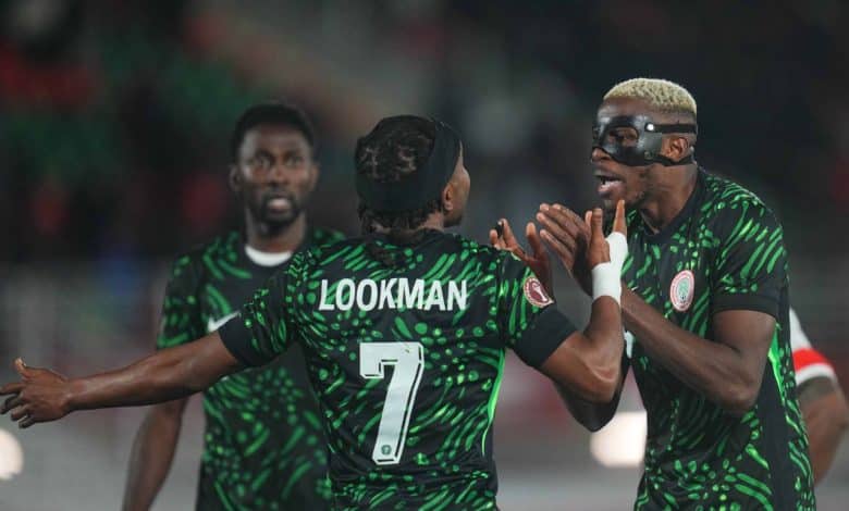 فيكتور أوسيمين - أديمولا لوكمان - منتخب نيجيريا ضد موزمبيق (المصدر: Getty Images)