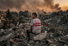 زملكاوي غزاوي يصطدم بتيشيرت الأهلي في مسلسل أصحاب الأرض - المصدر: Gemini