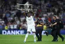 احتفال دافيد ألابا بالكرسي مع جماهير ريال مدريد - المصدر (Getty images)