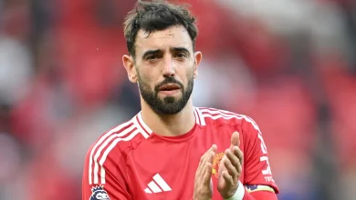 برونو فيرنانديز لاعب مانشستر يونايتد يُحيي الجماهير