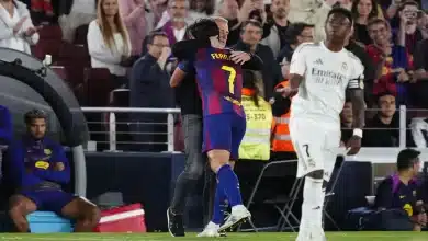 احتفال فيران توريس مع هانز فليك بهدفه في الكلاسيكو