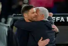 جوزيه مورينيو يعانق تشابي ألونسو