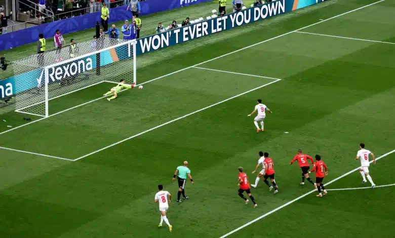 تصدي مصطفى شوبير لركلة جزاء إيران في كأس العالم - المصدر (Getty images)