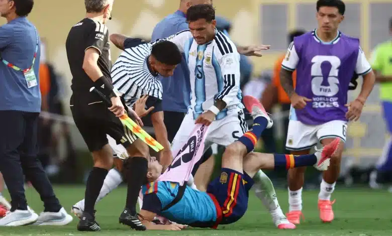 اعتداء باريديس على جافي في مباراة إسبانيا والأرجنتين - المصدر (Getty images)
