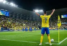 لماذا يرفع اللاعبين أيديهم قبل تنفيذ الركنيات؟ - المصدر: جيميناي